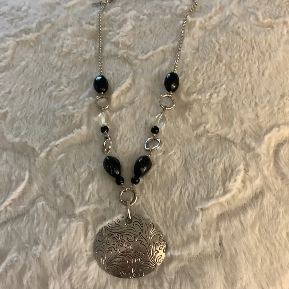 LIA SOPHIA ETCHED SILVER‎ TONE FLORAL PENDANT BLACK SILVER NECKLACE